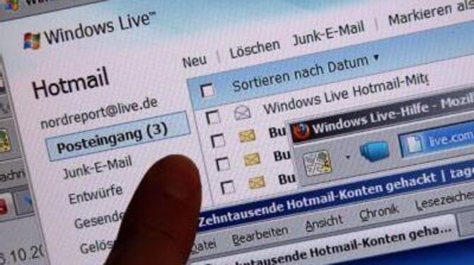Ein Finger zeigt auf den Posteingangsordner auf der Internetseite des E-Mail-Anbieters Hotmail.
SYMBOLFOTO: DPA