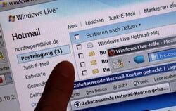 Ein Finger zeigt auf den Posteingangsordner auf der Internetseite des E-Mail-Anbieters Hotmail.
SYMBOLFOTO: DPA