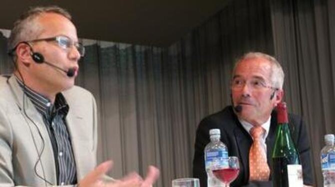 Launiges über Genuss und Verträglichkeit des Weins servierten Andreas und Bernd Braun (rechts) in Lichtenstein. GEA-FOTO: SAUTTE