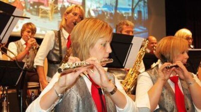 Mitglieder des Gomaringer Musikvereins bringen beim Konzert den Kultursaal zum Schwingen.
FOTO: PETRAT