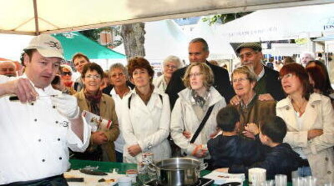 Marcus Schneider zaubert »Reutlinger Wickel«, nebenan gibt es Bio-Linseneintopf und Kunst aus Zuckerguss und Schokolade. GEA-FOT