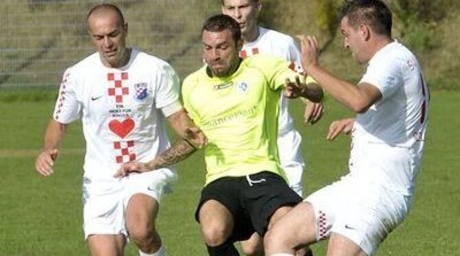 Drei Kroaten rücken den Young Boys erfolglos auf die Pelle.
FOTO: NIETHAMMER