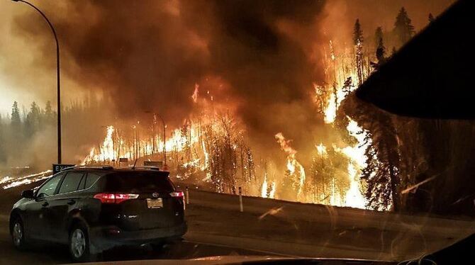 In Kanada tobt ein Waldbrand - und Tausende müssen ihr Heim verlassen. Foto: epa/Twitter/jeromegarot