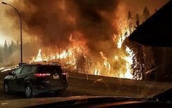 In Kanada tobt ein Waldbrand - und Tausende müssen ihr Heim verlassen. Foto: epa/Twitter/jeromegarot