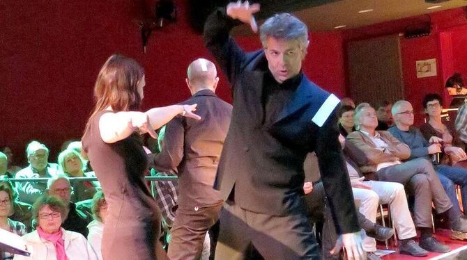 Voller Körpereinsatz: die Tonne-Schauspieler Chrysi Taoussanis und Thomas Klees bei der Performance »100 Dada« im franz.K. GEA-F Voller Körpereinsatz: die Tonne-Schauspieler Chrysi Taoussanis und Thomas Klees bei der Performance »100 Dada« im franz.K. GEA-F