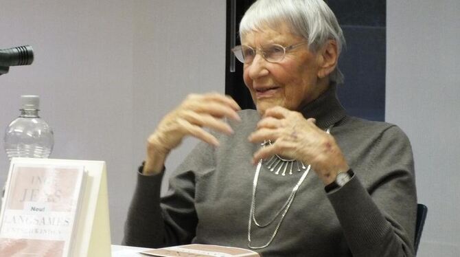 Einmal mehr kam Inge Jens zu einer Lesung in die Mediothek in Pliezhausen. Diesmal las sie aus ihrem Buch "Langsames Entschwinde