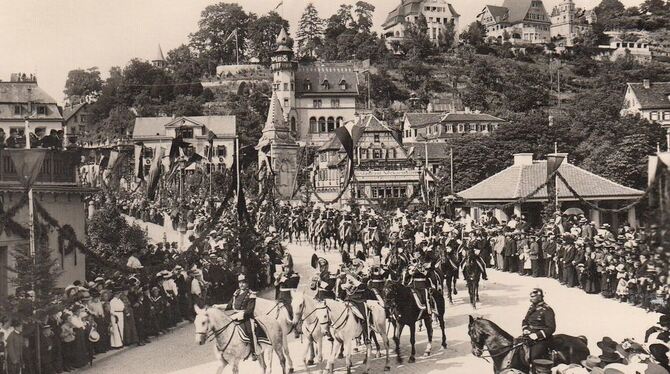 Alles schwarz-weiß: Die Postkarte von 1913 zeigt den Festzug zum Liederfest des Schwäbischen Sängerbundes.  FOTO: VERKEHRSVEREIN