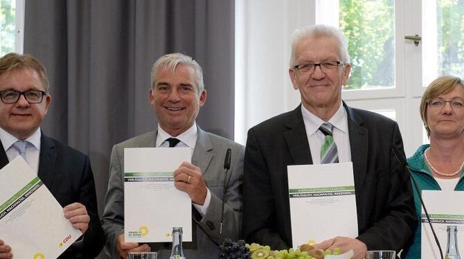 Die Spitzenpolitiker der Grünen und CDU - Guido Wolf (l-r), Thomas Strobl (beide CDU), Ministerpräsident Winfried Kretschmann