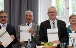 Die Spitzenpolitiker der Grünen und CDU - Guido Wolf (l-r), Thomas Strobl (beide CDU), Ministerpräsident Winfried Kretschmann