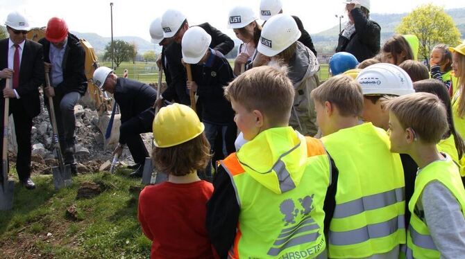 Symbolisch wird auch zum Baubeginn der Jenaplan-Schule in Mössingen von allerhand Gästen und Beteiligten etwas Boden bewegt, der