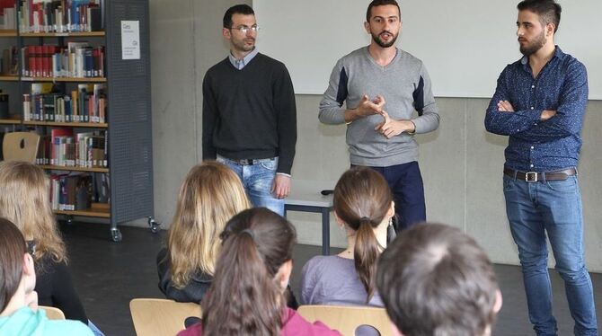 Drei junge Syrer, (von links) Habib Estiphan, Elias Jareed und Abdul Rahmann Khnzadah, berichteten Schülern des FSG von ihrer Fl