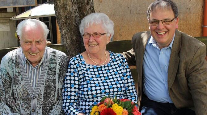 Schultes Thomas Keck (rechts) gratulierte dem Ehepaar Görlach zum Jubiläum. FOTO: JÜSP Schultes Thomas Keck (rechts) gratulierte dem Ehepaar Görlach zum Jubiläum. FOTO: JÜSP