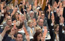 Delegierte stimmen beim Landesparteitag der baden-württembergischen CDU in Ludwigsburg über die Verabschiedung der grün-schwarze