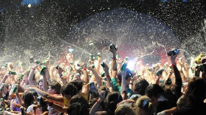 Derzeit tummeln sich viele Festivalfans noch auf Online-Ticketbörsen. Jeder versucht, eine der letzten Karten zu ergattern. F Derzeit tummeln sich viele Festivalfans noch auf Online-Ticketbörsen. Jeder versucht, eine der letzten Karten zu ergattern. F