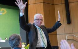 Winfried Kretschmann winkt während des Landesparteitag der Grünen Baden-Württemberg zu den Delegierten. Foto: Daniel Maurer
