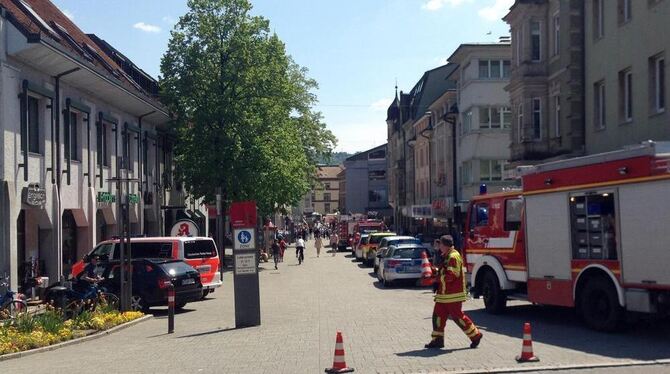 Rettungsfahrzeuge stehen in der Innenstadt von Bad Säckingen. Ein Auto war dort in eine größere Menschengruppe vor einem Straßen