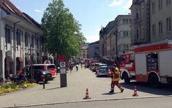 Rettungsfahrzeuge stehen in der Innenstadt von Bad Säckingen. Ein Auto war dort in eine größere Menschengruppe vor einem Straßen