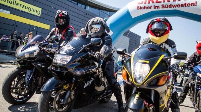 Teilnehmer des Bikertages 2016 mit ihren Motorrädern auf dem Messegelände in Stuttgart.