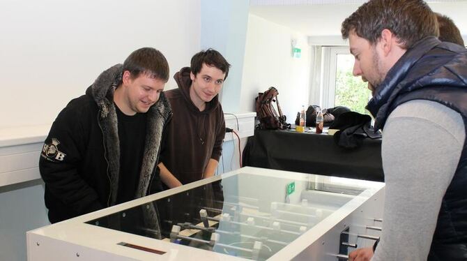 Sicher vor Zerstörung: Bei dem von Steinbeisschülern gefertigten Tischkicker haben Vandalen keine Chance. FOTO: SCHULE