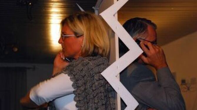 Noch telefoniert das spätere Opfer (links) mit dem Liebhaber (rechts), später zählt er zu den Hauptverdächtigen.
FOTO: EBER