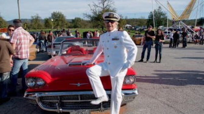 Urs Grossmann aus der Schweiz mit seinem Thunderbird aus dem Jahr 1960 und einer Uniform der US-Navy, wie sie sein Vater getrage