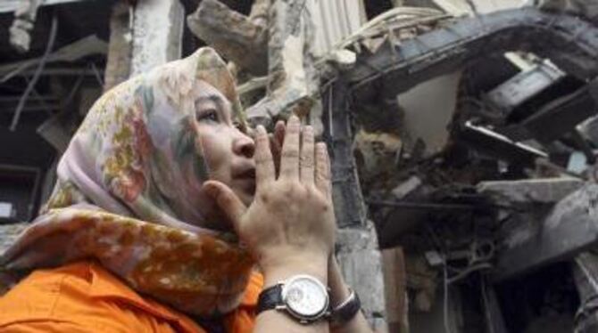 Eine freiwillige Helferin betet in Padang für die Opfer des schweren Erdbebens.
FOTO: DPA
