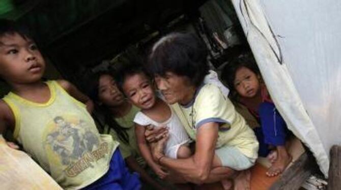 Opfer der jüngsten Unwetter auf den Philippinen haben in einem notdürftigen Schutzraum Zuflucht gefunden.
FOTO: DPA