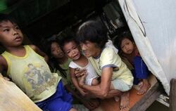 Opfer der jüngsten Unwetter auf den Philippinen haben in einem notdürftigen Schutzraum Zuflucht gefunden.
FOTO: DPA