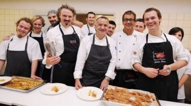 »Wir haben in der Küche Party ohne Ende!« Simon Tress (rechts) und die anderen Spitzenköche zauberten für 120 Gäste Gaumenfreude