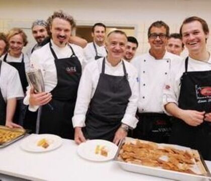"Wir haben in der Küche Party ohne Ende!" Simon Tress (rechts) und die anderen Spitzenköche zauberten für 120 Gäste Gaumenfreude
