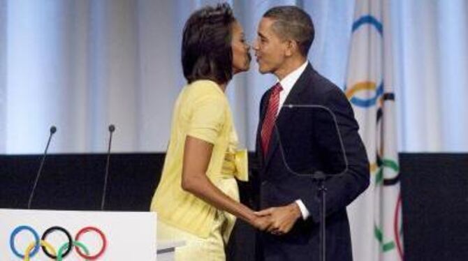First Lady Michelle Obama (links) begrüßt ihren Gatten nach ihrer Rede für Chicago.
FOTO: DPA