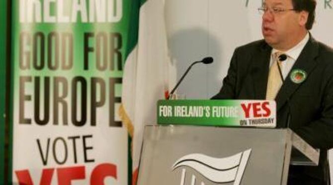 Der irische Ministerpräsident und Befürworter des EU-Reformvertrags, Brian Cowen, bei einer Pressekonferenz in Dublin.
ARCHIVFOT