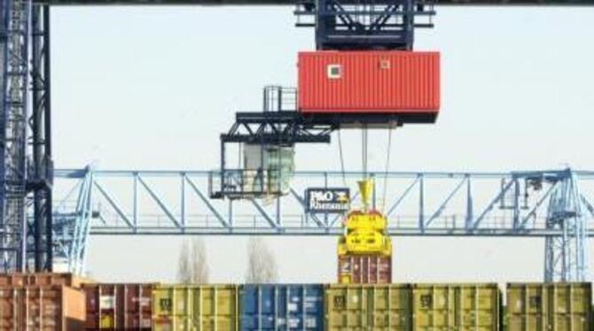 Hamburger Hafen: Für Deutschland erwartet der IWF 2010 einen leichten Aufschwung von 0,3 Prozent.
SYMBOLFOTO: DPA
