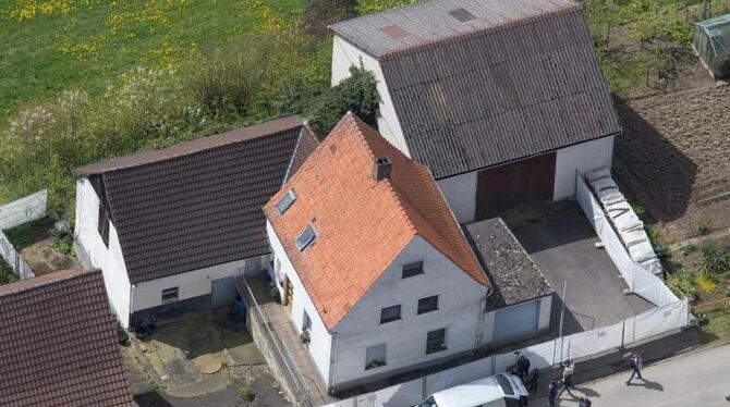 Luftbild des Hauses in Höxter-Bosseborn, in dem mindestens zwei Frauen umgebracht wurden. Foto: Friso Gentsch