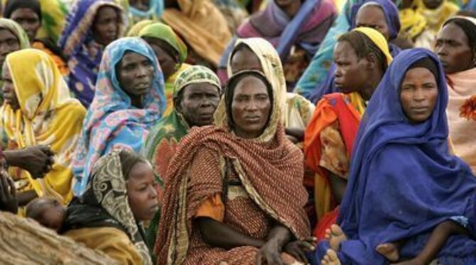 Vor allem Frauen hier in einem Flüchtlingscamp in Westdarfur und Kinder sind die Leidtragenden in den sudanesischen Bürgerkriege