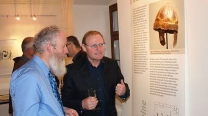 Ausstellungsmacher Dr. Casimir Bumiller (rechts) erläutert die Funde aus dem alemannischen Fürstengrab von Gammertingen.
FOTO: B