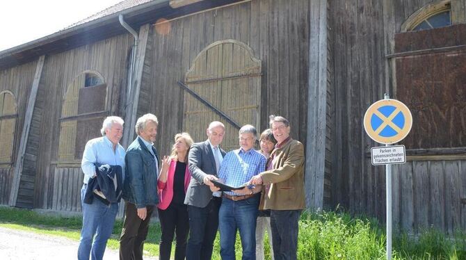 Die Fenster der Reithalle in der Hauffstraße sind zugenagelt. Ortsbegehung der Freien Wähler (von links)Erich Fritz, Kurt Gugel,