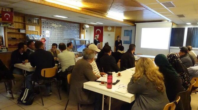 30 Besucher kamen in den Teeraum der Yunus-Emre-Moschee. GEA-FOTO: DÖRR