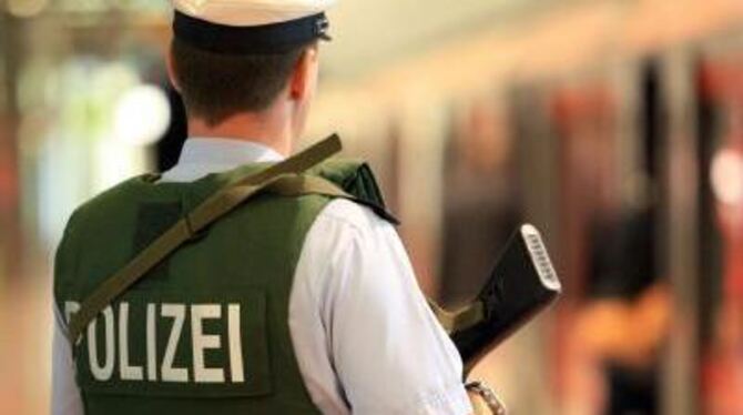 Auf neue Drohungen von Terroristen reagiert die Polizei mit verschärften Sicherheitsmaßnahmen. FOTO: DPA