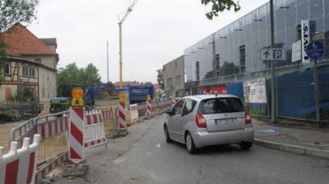 Von Reutlingen aus ist kein Durchkommen, Fahrzeuge aus Richtung Bad Urach (Foto) werden dagegen durch die Baustelle geschleust: