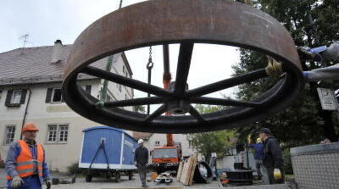 Kurz vorm Abheben: Das Schwungrad musste wie die Turbine mit dem Kran in die Wernersche Mühle gehievt werden. FOTO: NIETHAMMER