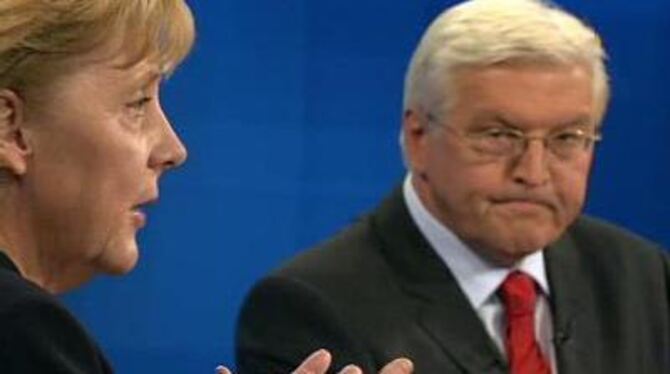 Bundeskanzlerin Merkel (CDU) und Kanzlerkandidat Steinmeier (SPD) während des TV-Duells.
FOTO: DPA