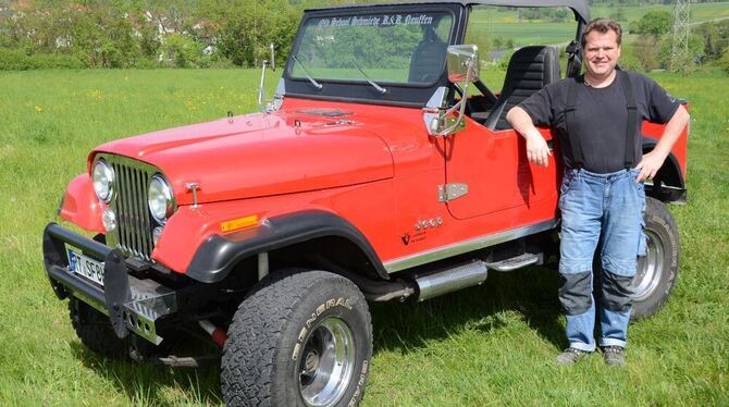 Gutes Gespann: Steffen Fischer und sein Jeep. Der rote Eisenbrocken wird nicht mehr im Gelände bewegt, die Wiese hinter Sondelfi