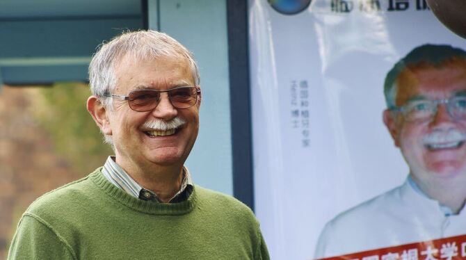 Für sein Gartenhaus hat der Metzinger Zahnarzt Heinz Kleineikenscheidt eins der Plakate mitgebracht, die seine chinesischen Gast