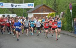 Start des Hauptfeldes beim Dußlinger Hanneslelauf. GEA-FOTO: JÜRGEN MEYER