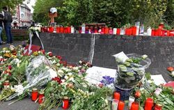 Blumen und Kerzen erinnern in Bonn an den totgeprügelten Niklas. Foto: Caroline Seidel