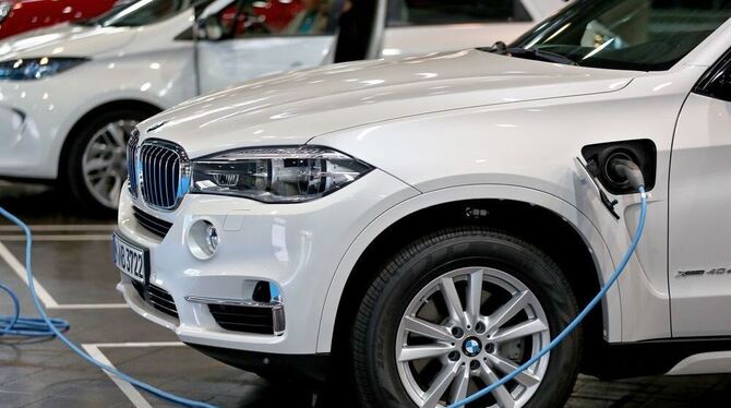 Ein BMW X5 xDrive40e als Plug-in-Hybrid mit eDrive lädt auf.