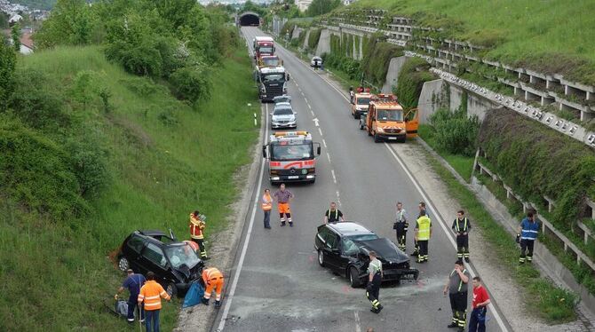 Die Fahrerin des Twingo und der Fahrer des BMW wurden in ihren Autos eingeklemmt. FOTO: ZEN