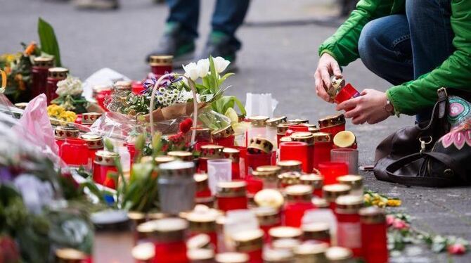 Blumen und Kerzen an der Stelle, an der der später verstorbene Niklas von Schlägern attackiert wurde. Foto: Marius Becker