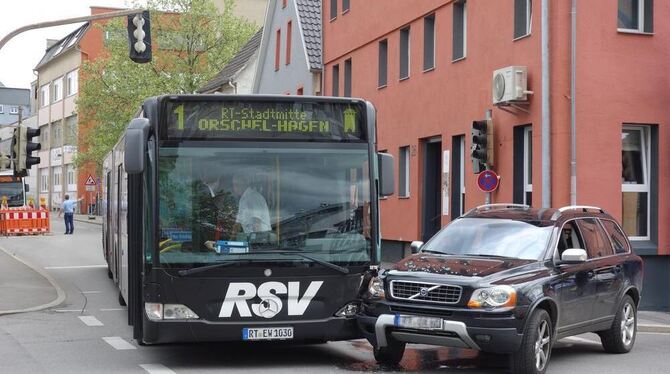 Stadtbus und Volvo prallten auf der Kreuzung Alb-/Seestraße aufeinander. GEA-FOTO: ZEN